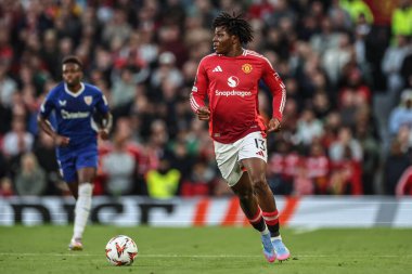 Manchester United takımından Patrick Dorgu, Manchester United 'ın 8 Mayıs 202 tarihinde Old Trafford, Manchester, İngiltere' de oynadığı Manchester United - Athletic Bilbao maçında topa vuruyor.