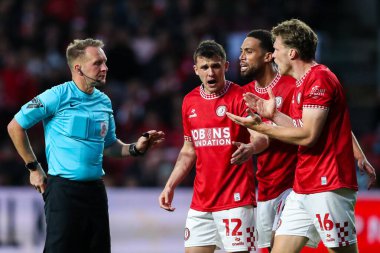 Bristol City 'deki oyuncular Bristol City' li Rob Dickie 'ye 8 Mayıs 202 tarihinde Bristol, İngiltere' deki Ashton Gate 'de Bristol City ile Sheffield United arasındaki yarı final maçında hakem Oliver Langford tarafından gösterilen kırmızı kartı protesto ettiler.
