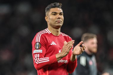 Manchester United takımından Casemiro, UEFA Avrupa Ligi yarı final maçında taraftarları Old Trafford, Manchester, İngiltere 'de Manchester United ile Athletic Bilbao maçında alkışlıyor.