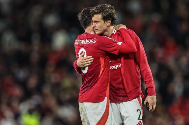 Manchester United takımından Bruno Fernandes, Manchester United ile Manchester United arasındaki UEFA Avrupa Ligi yarı final karşılaşması sonrasında 8 Mayıs 2025 tarihinde oynanan Old Trafford, Manchester 'da Victor Lindelf' i kucaklıyor.