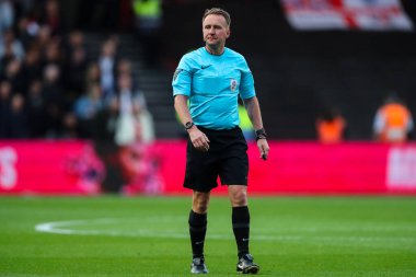 Hakem Oliver Langford, Bristol City 'nin 8 Mayıs 2022' de Bristol Gate, Bristol 'da Sheffield United' a karşı oynadığı Gökyüzü İddia Şampiyonası yarı final maçında.