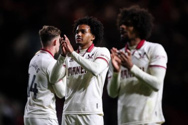 Sheffield United takımından Sam McCallum, 8 Mayıs 2025 tarihinde İngiltere 'nin başkenti Bristol' da oynanan Bristol City-Sheffield United maçının yarı final maçı sonrasında seyircileri alkışlıyor.