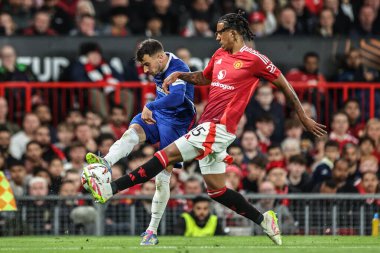 Manchester United takımından Leny Yoro, UEFA Avrupa Ligi yarı final karşılaşmasında Atletizm Bilbao 'dan Alex Berenguer' in attığı şutu 8 Mayıs 2025 'te Old Trafford, Manchester, Birleşik Krallık' ta Atletizm Bilbao 'ya karşı oynadığı maçta blokladı.