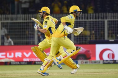 Chennai Süper Kralları 'nın kaptanı MS Dhoni ve vuruş partneri Anshul Kamboj, 7 Mayıs 2025 Çarşamba günü Hindistan' ın Kolkata kentindeki Eden Gardens 'ta oynanan Kolkata Knight Riders ve Chennai Super Kings arasındaki Premier League kriket maçında gol attılar..