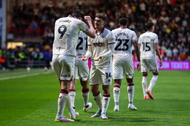 Sheffield United takımından Harrison Burrows, 8 Mayıs 2025 tarihinde İngiltere 'nin başkenti Bristol' da oynanan Bristol City 'nin Sheffield United' a karşı oynadığı yarı final maçında penaltı golünü 0-1 olarak kutluyor.