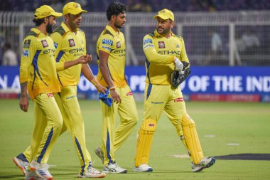 Chennai Süper Kralları 'nın kaptanı Mahendra Singh, 7 Mayıs 2025 Çarşamba günü Hindistan' ın Kolkata kentindeki Eden Gardens 'ta Kolkata Şövalyeleri ve Chennai Süper Kralları arasında oynanan Premier Lig kriket maçında Matheesha Pathirana ile oynadı.. 