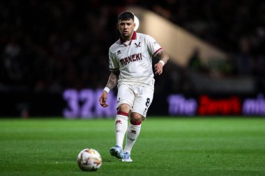 Sheffield United takımından Gustavo Hamer, Bristol City ile Sheffield United 'ın 8 Mayıs 2025' te Ashton Gate, Bristol, İngiltere 'de oynanan yarı final karşılaşmasında topu geçti.