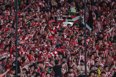 UEFA Avrupa Ligi yarı final karşılaşmasında Atletik Bilbao taraftarları Manchester United 'a karşı Old Trafford, Manchester, Birleşik Krallık, 8 Mayıs 2025