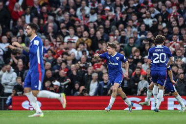 Athletic Bilbao takımından Mikel Jauregizar, UEFA Avrupa Ligi yarı final karşılaşmasında 8 Mayıs 2025 tarihinde Old Trafford, Manchester, İngiltere 'de oynanan Manchester United - Athletic Bilbao maçında 0-1 kazanma hedefini kutluyor.