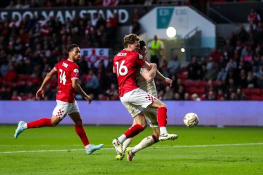 Bristol City 'den Rob Dickie, Sheffield United takımından Kieffer Moore' a karşı 8 Mayıs 2025 tarihinde Bristol City ile Sheffield United arasında oynanan yarı final maçında penaltı sahasında faul yaptı.
