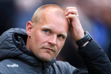 Bristol City 'nin Liam Manning teknik direktörü 8 Mayıs 2025 tarihinde Bristol City ile Sheffield United' ın Ashton Gate, Bristol, İngiltere 'de oynanan yarı final maçında kafasını kaşıdı.