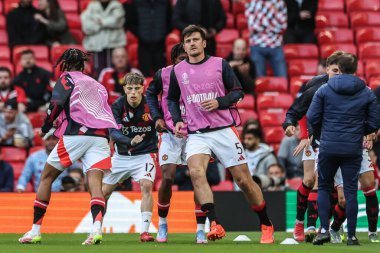 Manchester United takımından Harry Maguire, UEFA Avrupa Ligi yarı final maçında Manchester United ile Manchester United arasındaki Old Trafford, Manchester, Birleşik Krallık maçında ısınma turunda, 8 Mayıs 2025