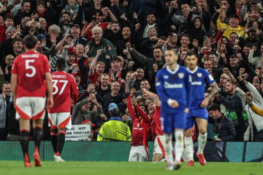 Manchester United takımından Rasmus Hjlund, 8 Mayıs 2025 tarihinde Manchester United ile Old Trafford, Manchester, İngiltere 'de oynanan UEFA Avrupa Ligi yarı final maçında 3-1' lik galibiyet golünü kutluyor.