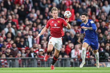 Manchester United takımından Rasmus Hjlund, 8 Mayıs 2025 tarihinde Old Trafford, Manchester, İngiltere 'de oynanan Manchester United - Athletic Bilbao yarı final karşılaşmasında topa vuruyor.