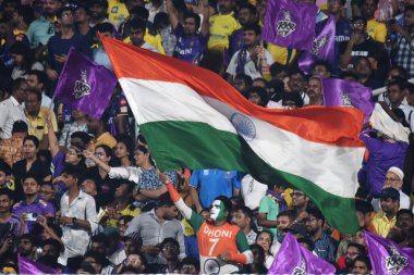 Kolkata Knight Riders ve Chennai Süper Kralları arasında oynanan 2025 IPL karşılaşmasında, 7 Mayıs 2025 tarihinde Hindistan 'ın başkenti Kolkata' da bir kriket aşığı ulusal bayrağını boyar. Fotoğraf: Debajyoti Chakraborty.