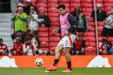 Manchester United takımından Harry Maguire, UEFA Avrupa Ligi yarı final maçında Manchester United ile Manchester United arasındaki Old Trafford, Manchester, Birleşik Krallık maçında ısınma turunda, 8 Mayıs 2025