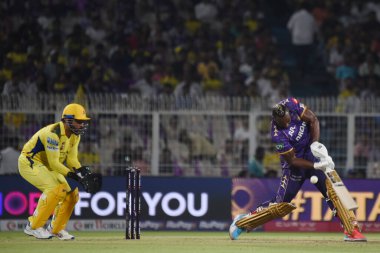 Kolkata Şövalyeleri 'nden Andre Russell, doğru, yarasalar ve CSK kaptanı MS Dhoni Wicket, Kolkata Şövalyeleri ve Chennai Süper Kralları arasında oynanan 2025 IPL maçı sırasında, 7 Mayıs 2025' te Hindistan 'ın Kolkata kentinde, Eden Gardens' ta,. 