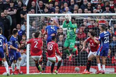 Manchester United takımından Andr Onana, Manchester United ile Manchester United arasında oynanan ve 8 Mayıs 2025 tarihinde oynanan UEFA Avrupa Ligi yarı final karşılaşmasında topu almak için ayağa kalkar.