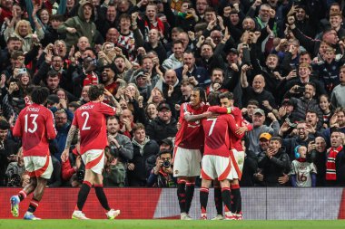 Manchester United takımından Casemiro, 8 Mayıs 2025 'te Old Trafford, Manchester, Birleşik Krallık' ta oynanan Manchester United-Athletic Bilbao maçında 2-1 kazanma golünü kutluyor.