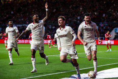 Sheffield United takımından Harrison Burrows, Bristol City 'nin 8 Mayıs 2025' te Ashton Gate, Bristol 'da Sheffield United' a karşı oynadığı yarı final maçında 0-1 'lik galibiyet golünü kutluyor.