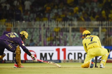 Chennai Süper Kralları 'nın kaptanı Mahendra Singh Dhoni, 7 Mayıs 2025' te Eden Gardens 'ta oynanan 2025 IPL karşılaşmasında Kolkata Şövalyeleri' nden Sunil Narine 'i kovmak için kulpları kırdı.