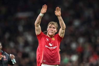 Manchester United takımından Rasmus Hjlund, UEFA Avrupa Ligi yarı final karşılaşmasında taraftarlarıyla birlikte Old Trafford, Manchester, Birleşik Krallık 'ta 8 Mayıs 2025 tarihinde Atletik Bilbao' ya karşı kazandığı galibiyeti kutluyor.