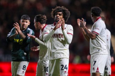 Sheffield United takımından Hamza Choudhury, 8 Mayıs 2025 tarihinde İngiltere 'nin başkenti Bristol' da oynanan Bristol City-Sheffield United maçının yarı final maçı sonrasında gezgin taraftarları alkışlıyor.