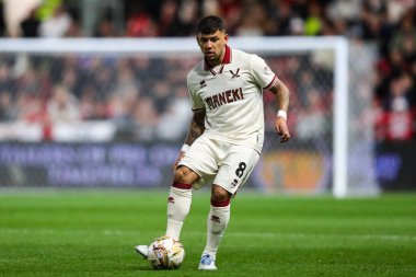 Sheffield United takımından Gustavo Hamer, Bristol City ile Sheffield United 'ın 8 Mayıs 2025' te Ashton Gate, Bristol, İngiltere 'de oynanan yarı final karşılaşmasında topu geçti.