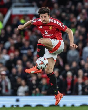 Manchester United takımından Harry Maguire, Manchester United 'ın 8 Mayıs 2025' te Old Trafford, İngiltere 'de oynadığı Manchester United - Athletic Bilbao maçında topu kontrol etmektedir.