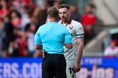 Sheffield United takımından Jack Robinson, 8 Mayıs 2025 'te İngiltere' nin başkenti Bristol 'da oynanan Bristol City' nin Sheffield United 'a karşı oynadığı yarı final maçında hakem Oliver Langford ile konuştu.