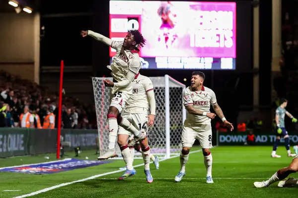 Sheffield United takımından Andre Brooks, Bristol City 'nin 8 Mayıs 2025' te Ashton Gate, Bristol 'da oynadığı Bristol City - Sheffield United maçında oynanan yarı final maçında 0-2' lik galibiyet golünü kutluyor.