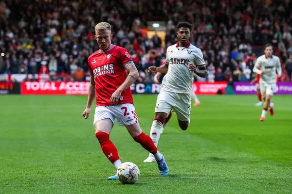 Bristol City 'den Ross McCrorie, Bristol City ile Sheffield United arasında oynanan ve 8 Mayıs 2025 tarihinde oynanan, Bristol, İngiltere' nin başkenti Ashton Gate 'de oynanan yarı final maçında pas veriyor.