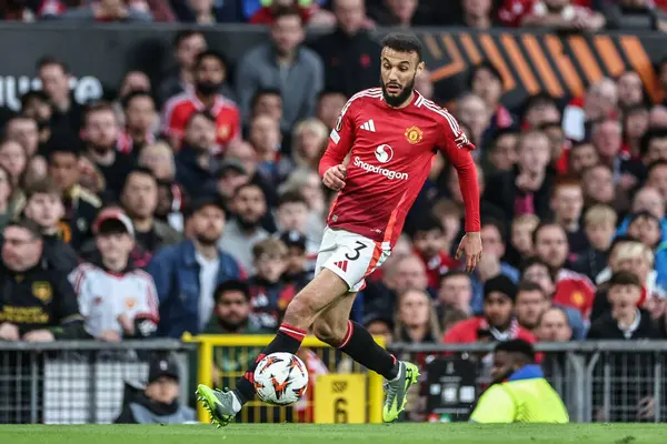 Manchester United takımından Noussair Mazraoui, UEFA Avrupa Ligi yarı final maçında Manchester United ile Manchester United arasındaki Old Trafford, Manchester, İngiltere 'de 8 Mayıs 2025' te oynanan karşılaşmada topa vuruyor.