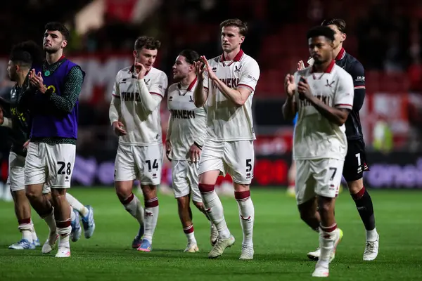 Sheffield United takımından Rob Holding, Bristol City 'nin 8 Mayıs 2025' te Ashton Gate, Bristol 'da oynadığı Bristol City-Sheffield United maçının yarı final maçı sonrasında gezgin taraftarları alkışlıyor.