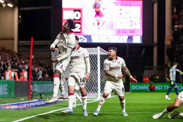 Sheffield United takımından Andre Brooks, Bristol City 'nin 8 Mayıs 202' de Ashton Gate, Bristol 'da Sheffield United' a karşı oynadığı yarı final maçında skor yapma golünü 0-2 olarak kutluyor.