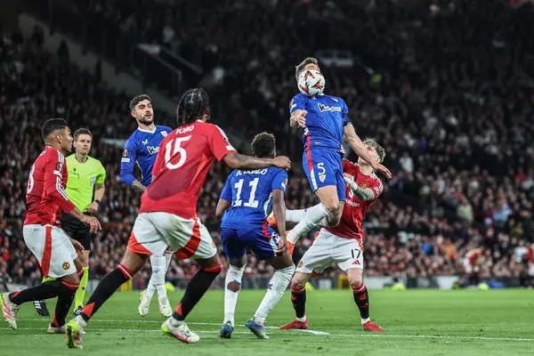 Athletic Bilbao takımından Yeray, UEFA Avrupa Ligi yarı final maçında Manchester United ile Manchester United arasındaki Old Trafford, Manchester, İngiltere 'de 8 Mayıs 2025' te oynanan Bilbao maçında topu kontrol etmek için sıçradı.