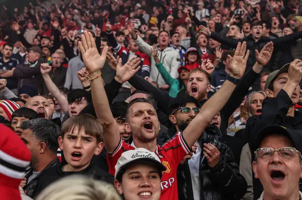 Manchester United taraftarları UEFA Avrupa Ligi yarı final maçı sırasında Manchester United ile Athletic Bilbao 'ya karşı Old Trafford, Manchester, İngiltere, 8 Mayıs 2025