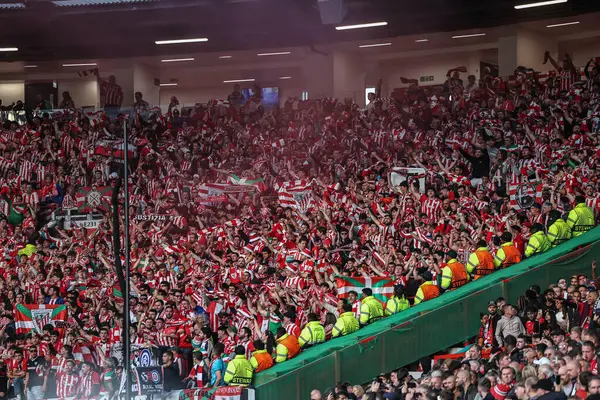 UEFA Avrupa Ligi yarı final karşılaşmasında gerçek Bilbao taraftarları Manchester United ile Athletic Bilbao maçında Old Trafford, Manchester, İngiltere, 8 Mayıs 2025