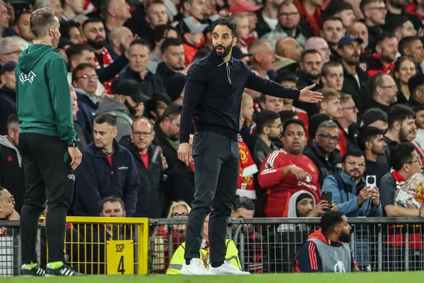 Manchester United 'ın teknik direktörü Ruben Amorim, Manchester United' ın 8 Mayıs 2022 tarihinde Old Trafford, Manchester, İngiltere 'de oynadığı Manchester United - Athletic Bilbao maçında tepki gösterdi.