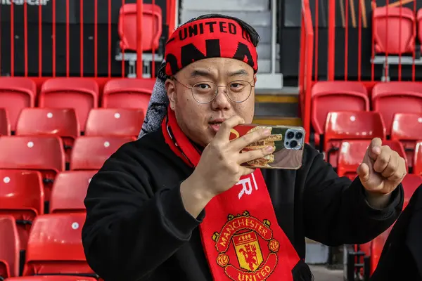 Taraftarlar, UEFA Avrupa Ligi yarı final maçı sırasında Manchester United ile Athletic Bilbao arasındaki Old Trafford, Manchester, İngiltere, 8 Mayıs 2025 'te geldiler.