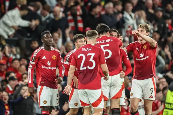 Manchester United takımından Mason Mount, Manchester United ile Manchester United arasındaki UEFA Avrupa Ligi yarı final maçında 8 Mayıs 2025 tarihinde Old Trafford, Manchester, İngiltere 'de 4-1' lik galibiyetini kutluyor.