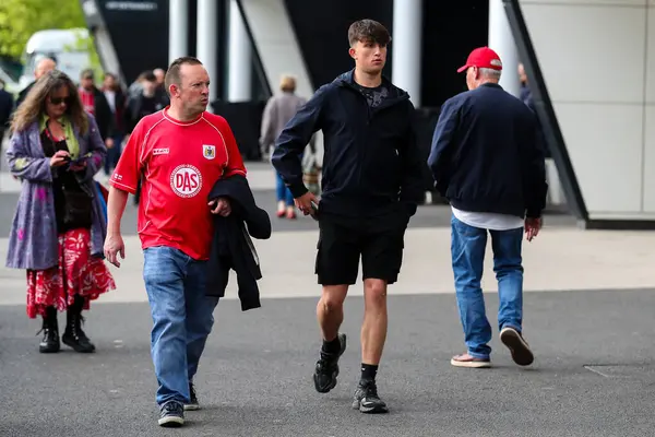 Bristol City taraftarları, Bristol City ile Bristol Gate, Bristol, İngiltere 'de oynanan ve 8 Mayıs 2025 tarihinde oynanan yarı final rövanş karşılaşması öncesinde