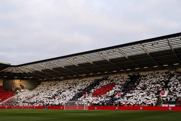 Bristol City taraftarları, Bristol City 'nin 8 Mayıs 2025' te Bristol Gate, Bristol, İngiltere 'de oynadığı Bristol City ile oynadığı yarı final playoff maçında bir gösteri düzenledi.