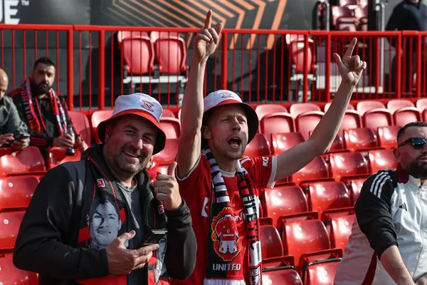 Taraftarlar, UEFA Avrupa Ligi yarı final maçı sırasında Manchester United ile Athletic Bilbao arasındaki Old Trafford, Manchester, İngiltere, 8 Mayıs 2025 'te geldiler.