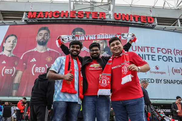 Taraftarlar, UEFA Avrupa Ligi yarı final maçı sırasında Manchester United ile Athletic Bilbao arasındaki Old Trafford, Manchester, İngiltere, 8 Mayıs 2025 'te geldiler.