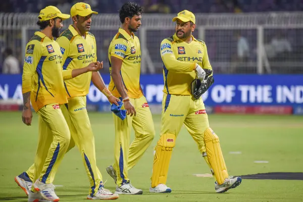 Chennai Süper Kralları 'nın kaptanı Mahendra Singh, 7 Mayıs 2025 Çarşamba günü Hindistan' ın Kolkata kentindeki Eden Gardens 'ta Kolkata Şövalyeleri ve Chennai Süper Kralları arasında oynanan Premier Lig kriket maçında Matheesha Pathirana ile oynadı.. 