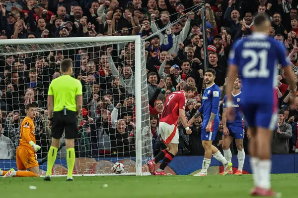 Manchester United takımından Rasmus Hjlund, 8 Mayıs 2025 tarihinde Manchester United ile Old Trafford, Manchester, İngiltere 'de oynanan UEFA Avrupa Ligi yarı final maçında 3-1' lik galibiyet golünü kutluyor.