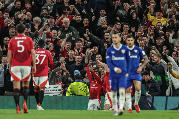 Manchester United takımından Rasmus Hjlund, 8 Mayıs 2025 tarihinde Manchester United ile Old Trafford, Manchester, İngiltere 'de oynanan UEFA Avrupa Ligi yarı final maçında 3-1' lik galibiyet golünü kutluyor.