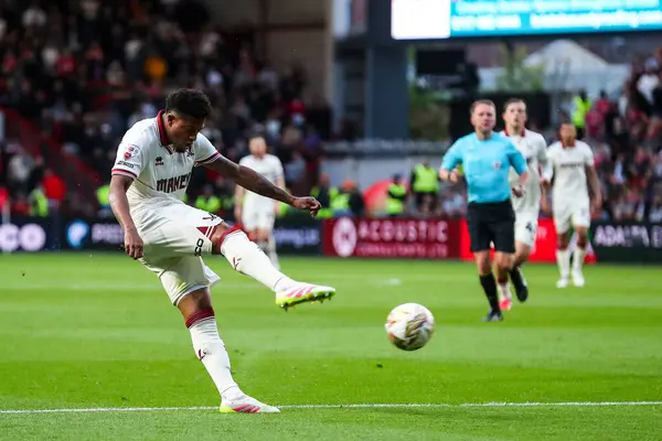 Sheffield United takımından Rhian Brewster, 8 Mayıs 2025 tarihinde Bristol City ile Sheffield United arasında oynanan yarı final maçında gol atma şansı yakaladı.