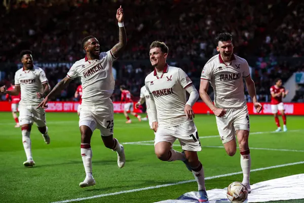 Sheffield United takımından Harrison Burrows, Bristol City 'nin 8 Mayıs 2025' te Ashton Gate, Bristol 'da Sheffield United' a karşı oynadığı yarı final maçında 0-1 'lik galibiyet golünü kutluyor.